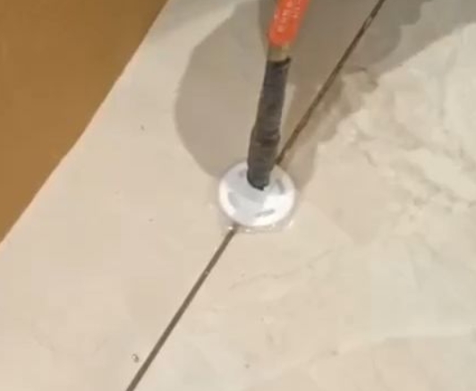 乐平瓷砖空鼓维修公司专业解答瓷砖在铺贴过程中，如果没有涂抹均匀到位的粘结材料（如水泥砂浆或瓷砖胶），可能会导致以下问题